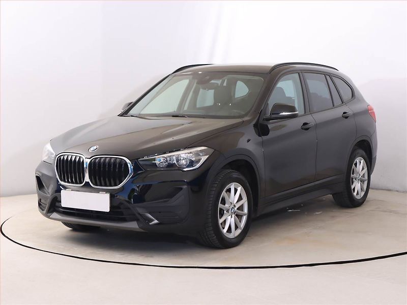 BMW X1 (2022) Advantage xDrive18d, 4X4 - fotka 2 z 23