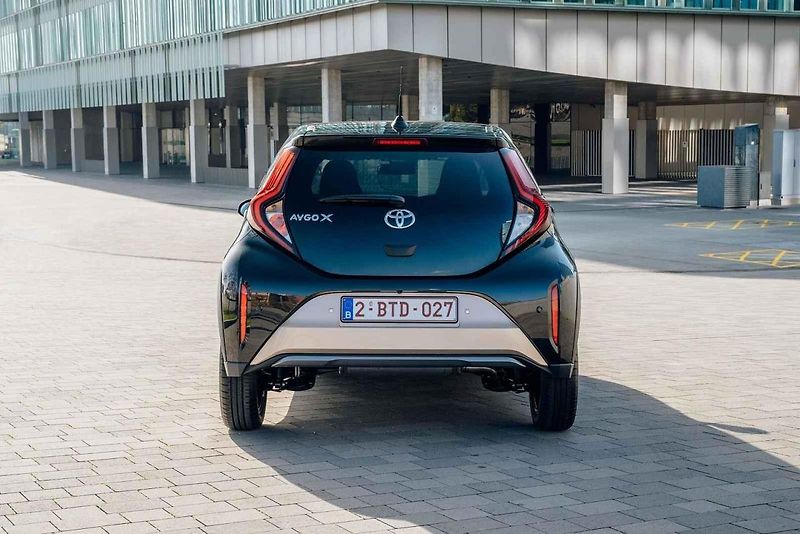 Toyota Aygo X je v ulicích velkoměsta nedostižné.