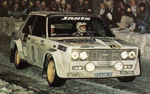 Jean-Claude Andruet za volantem Fiatu Abarth 131 při Rallye Monte Carlo 1977., zdroj: Wikimedia Commons, Panini, volné dílo