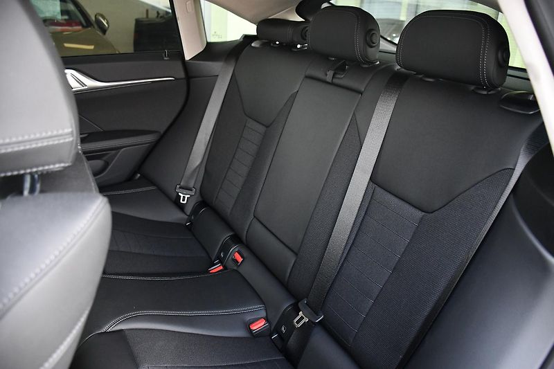BMW i4 eDrive35 3L-ZÁRUKA  9tis.KM 1M - fotka 18 z 42