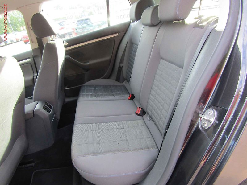 Volkswagen Golf (2007) 1.6i, 1.maj, Xenon, AC - fotka 10 z 14