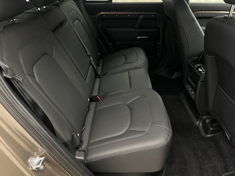Land Rover Defender D250 SE X-DYNAMIC CZ 1. maj. - fotka 21 z 44