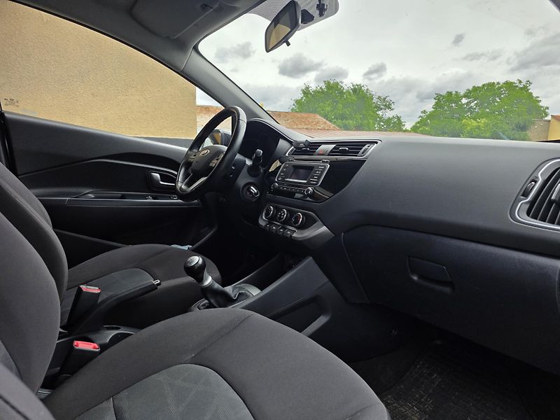 Kia Rio 1.2-KLIMA-SENZORY-CENTRÁL - fotka 10 z 12