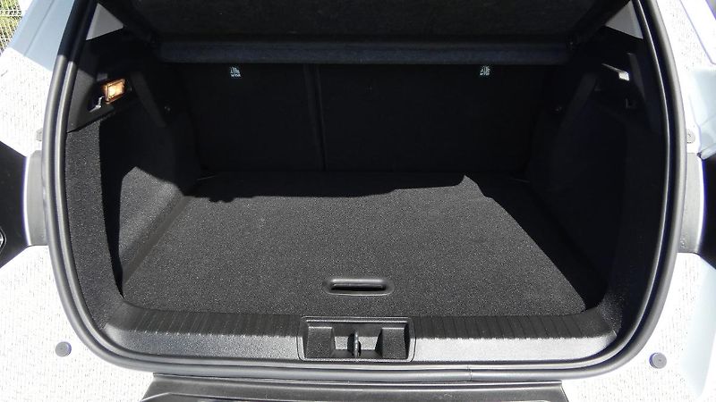 Renault Captur 1,3  TCe 140 Techno EDC - fotka 20 z 22