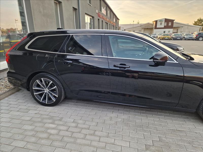 Volvo V90 B4 AWD Momentum Pro Auto,1Maj - fotka 42 z 50