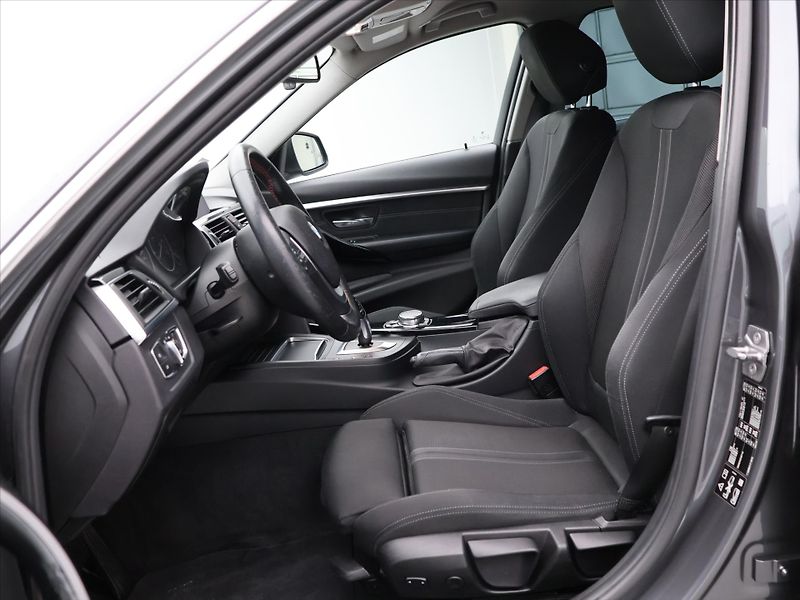 BMW Řada 3 2,0 320d xDrive 140kW Sport - fotka 11 z 29