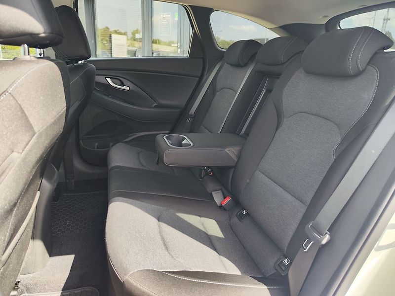 Hyundai i30 1.5 T-GDI/117kW Smart DCT - fotka 11 z 32