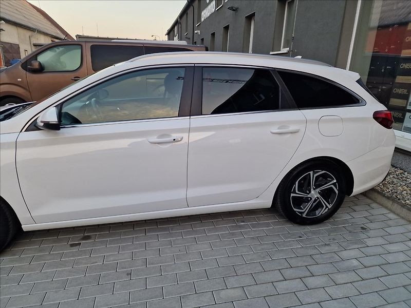 Hyundai i30 1.0 T-Gdi Family Smart Kombi - fotka 38 z 50