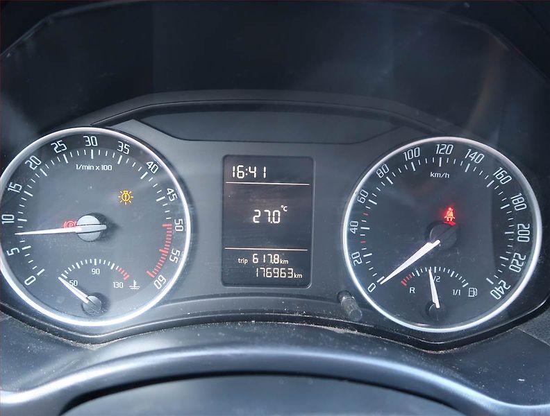 Škoda Octavia (2011) Ambiente 1.6 TDI - fotka 11 z 13