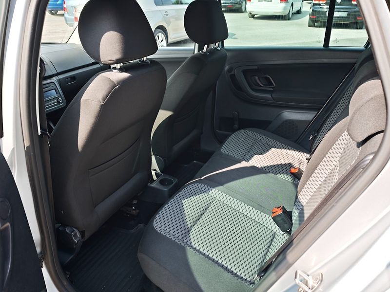 Škoda Fabia (2010) 1,2 TSI 77 KW Ambiente - fotka 13 z 28