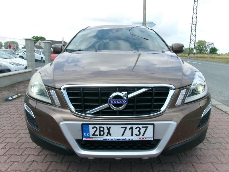 Volvo XC60 (2012) 2,4 D5 SUMMUM 169kW AC NAVI - fotka 4 z 37