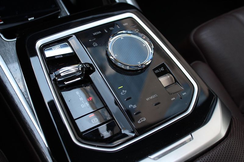 BMW Řada 7 740d xDrive, 220kW, CZ - fotka 11 z 28