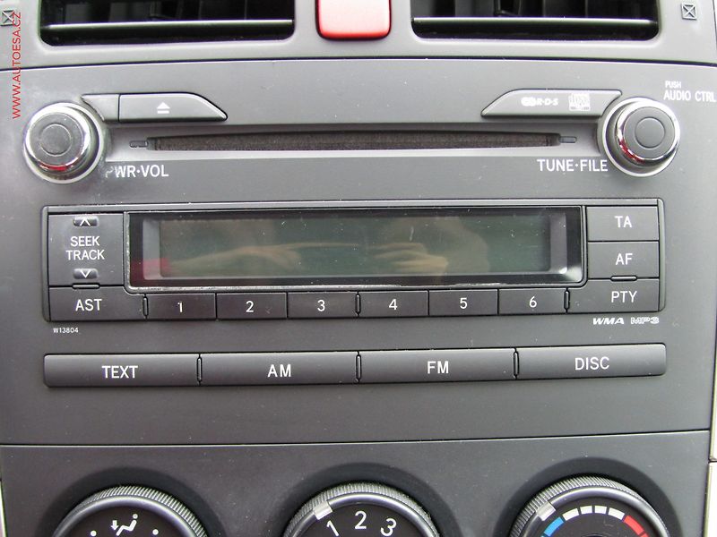 Toyota Auris (2010) 1.3 VVT-i, ČR, AC, výhřev - fotka 14 z 16
