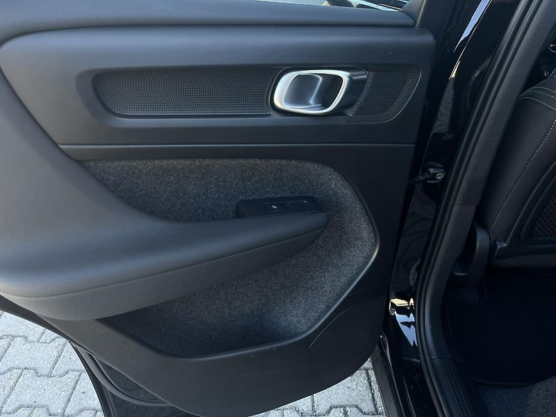 Volvo XC40 B3 FWD BE // 360 // kola - fotka 12 z 51