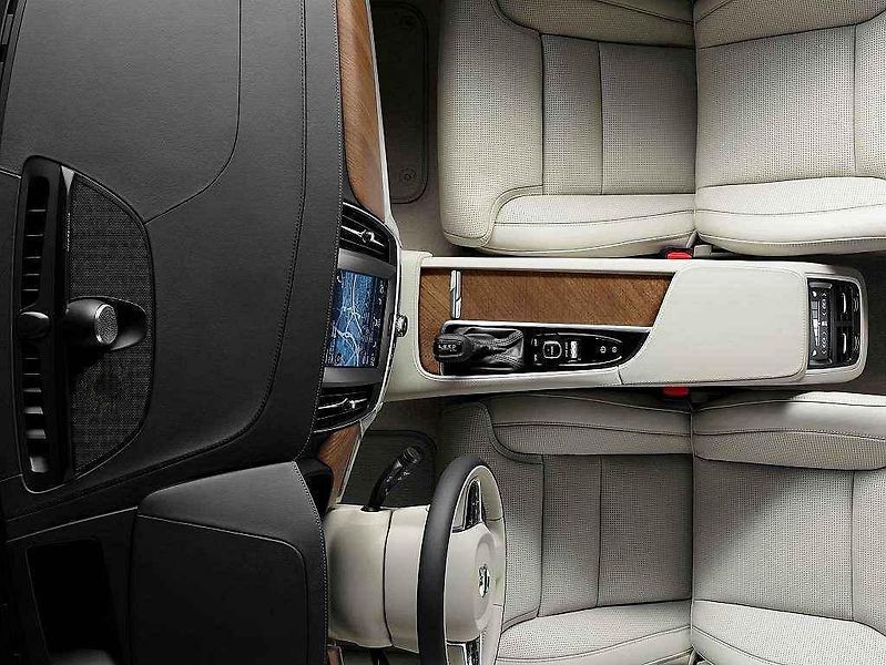 Volvo S90.