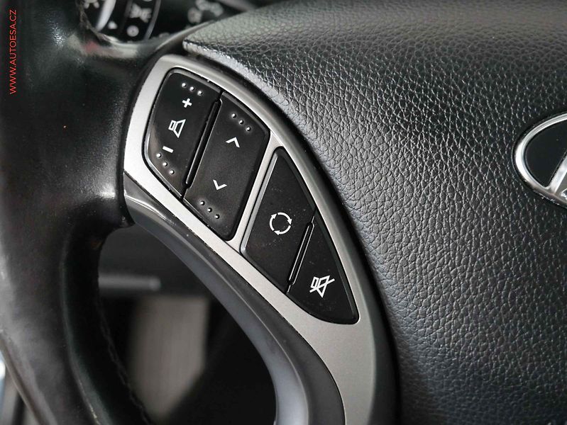 Hyundai i30 (2013) 1.6i, ČR, AC, výhřev sed - fotka 12 z 18