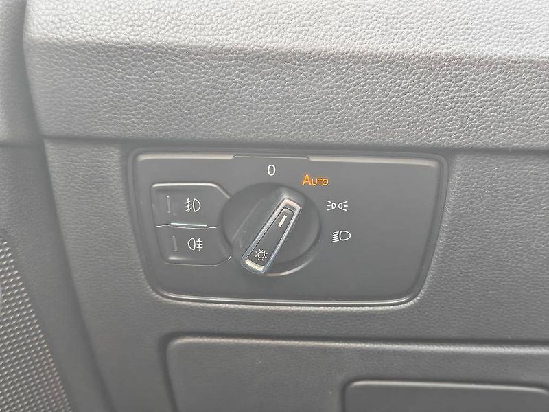 Volkswagen Passat Business  2,0TDi - fotka 19 z 23