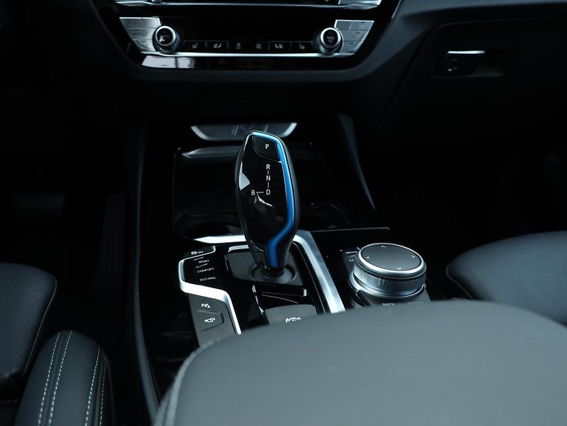 BMW iX3 - fotka 9 z 19