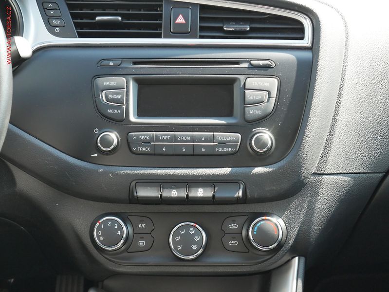 Kia Ceed (2016) 1.4i, ČR, AC, temp - fotka 11 z 18