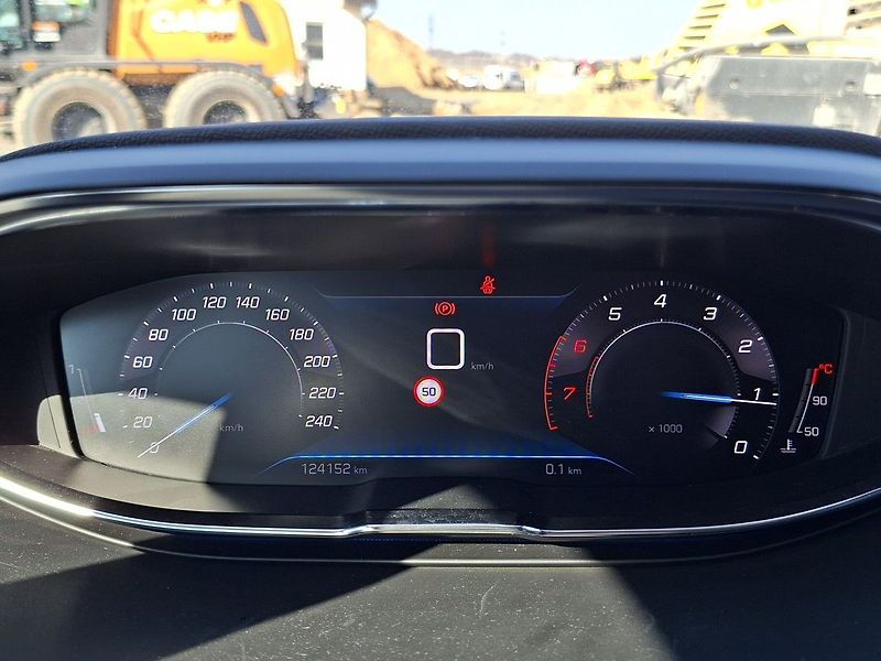 Peugeot 3008 ALLURE 1,2 PT 130k M6 - fotka 16 z 28
