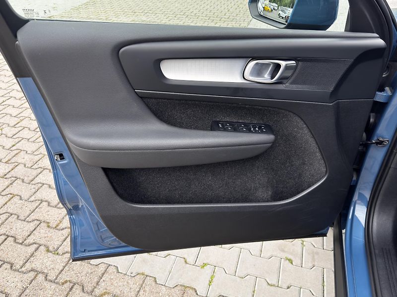 Volvo XC40 T2 FWD MOMENTUM // 1. maj. - fotka 11 z 41