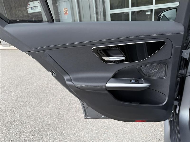 Mercedes-Benz Třídy C AMG Paket  C 300 4MATIC - fotka 10 z 24