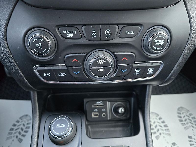 Jeep Cherokee 147kW 4x4 LIMITED KŮŽE NAV - fotka 31 z 49