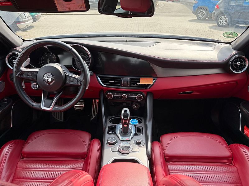 Alfa Romeo Giulia 2.0T 280k AWD Veloce AT8 - fotka 10 z 11