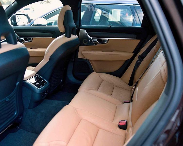 Volvo V90 Cross Country.