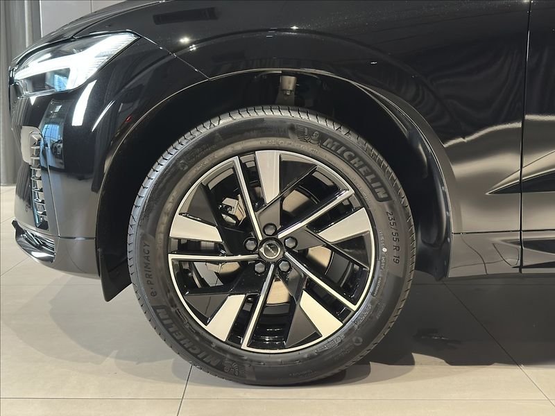 Volvo XC60 (2026) 2,0 B5  Plus Dark - fotka 8 z 31