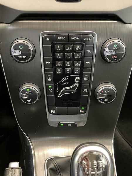 Volvo V40 T3 FWD Momentum MT6 - fotka 32 z 40