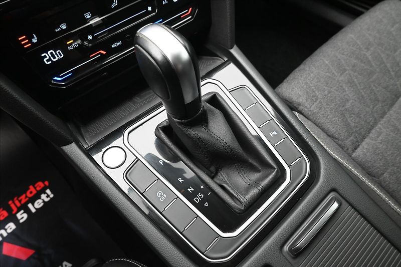 Volkswagen Passat 2,0 TDI 110 KW DSG Business Zá - fotka 23 z 32