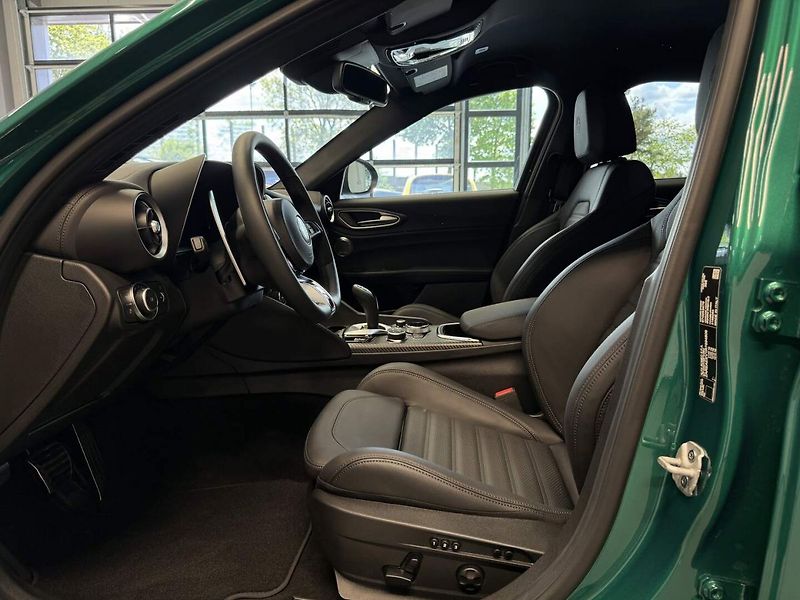 Alfa Romeo Giulia (2025) Quadrifoglio 2.9 V6 BiTurbo 52 - fotka 16 z 21