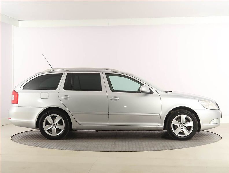 Škoda Octavia (2010) 2.0 TDI, Serv.kniha, Xenony - fotka 6 z 19