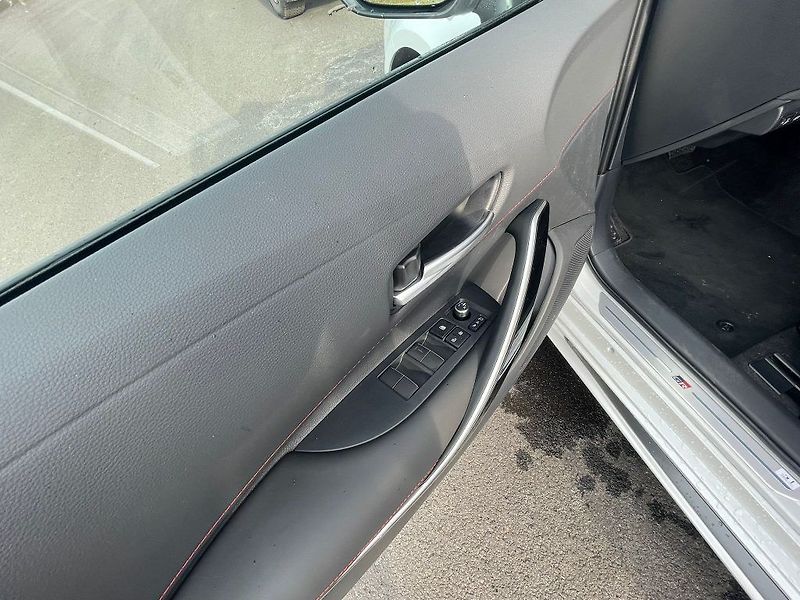 Toyota Corolla 2.0 Hybrid GR SPORT - fotka 13 z 28