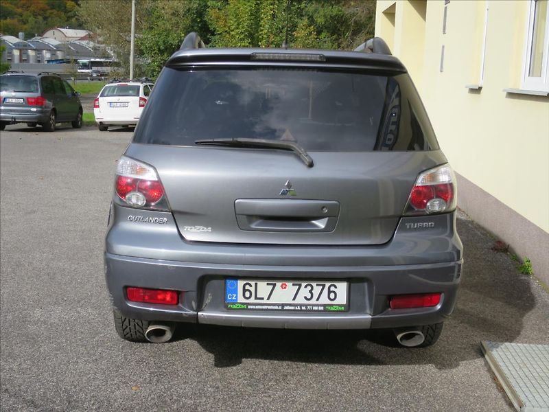 Mitsubishi Outlander 2,0  Turbo - fotka 8 z 24