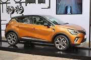 Renault vlastní stánek nemá. Vystavuje Captur tak trochu na ulici