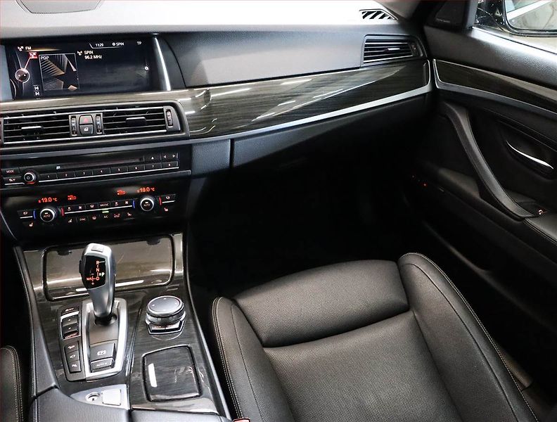 BMW Řada 5 (2015) Luxury Line 530d xDrive, 4X4 - fotka 8 z 32