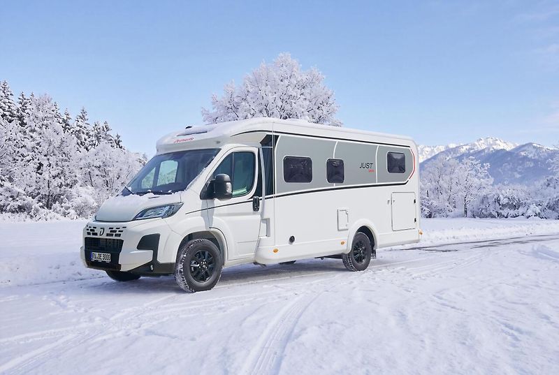 Kempování na sněhu má své kouzlo, obytné auto či karavan však musí zvládnout tvrdé podmínky. 