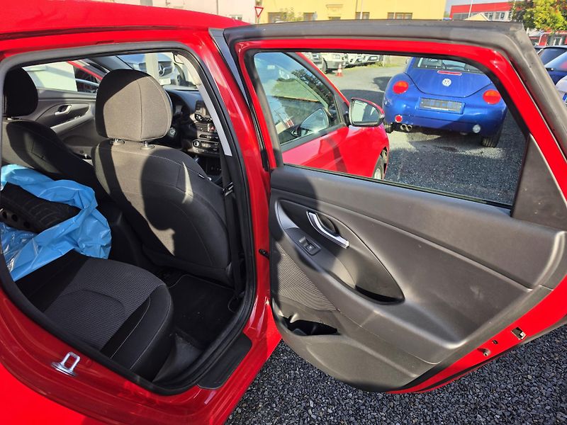 Hyundai i30 1.4 i atmosfera  - fotka 8 z 22