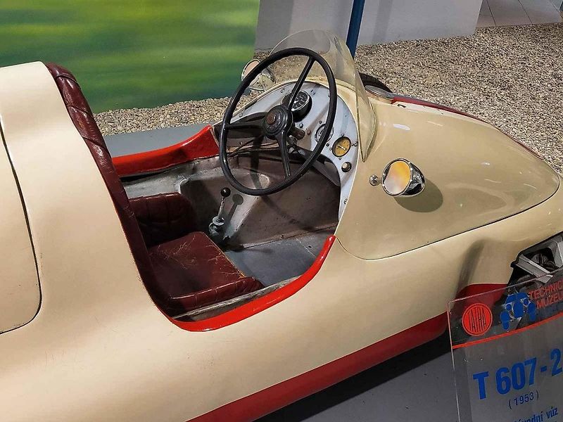 Tatra 607 monopost byl závodní speciál, který splňoval specifikace tehdejšího seriálu mistroství světa F1. Na snímku je jeden z jezdců s vozem Tatra 607-2 na startu Lounského trianglu. Asi v roce 1955.