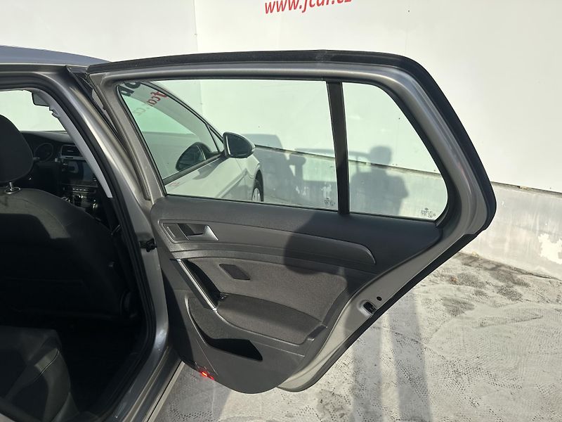 Volkswagen Golf (2017) 1,6 TDI 85kW, rezervace - fotka 21 z 25