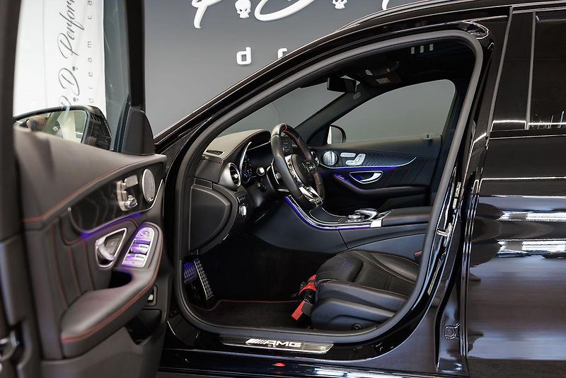 Mercedes-Benz Třídy C (2019) C43 AMG T V6 Biturbo - fotka 35 z 43