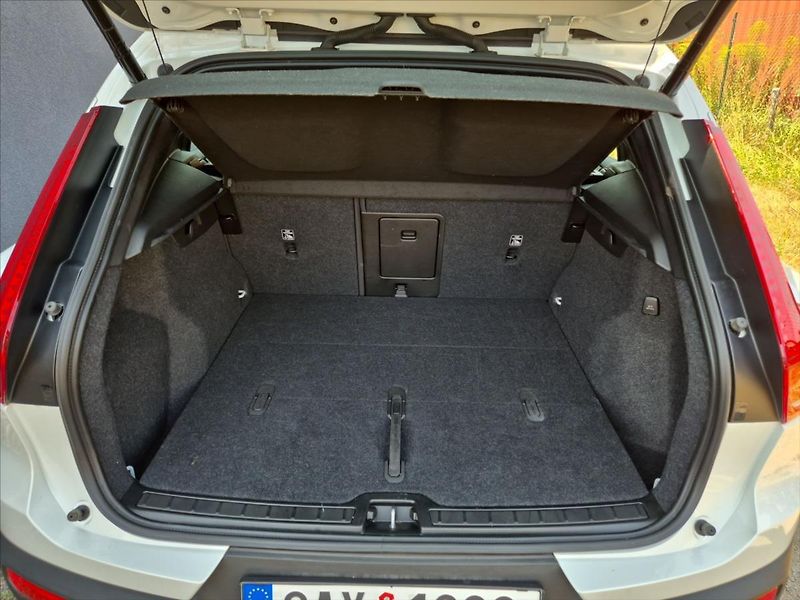 Volvo XC40 2,0 B3 Core - fotka 11 z 18