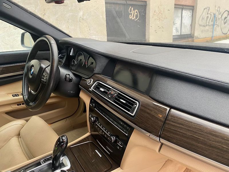 BMW Řada 7 (2009) - fotka 12 z 47