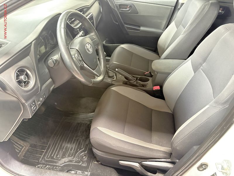 Toyota Auris (2015) 1.6i, ČR, autoAC - fotka 9 z 14