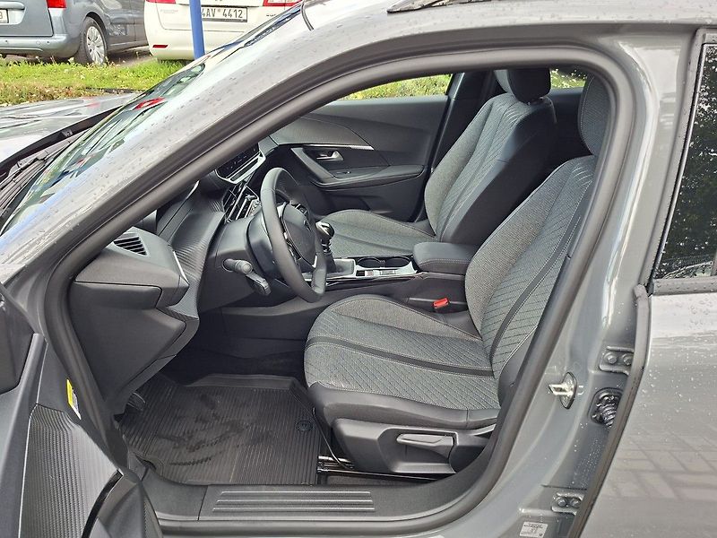 Peugeot 2008 ALLURE 1,2 PT 100k M6 - fotka 12 z 26