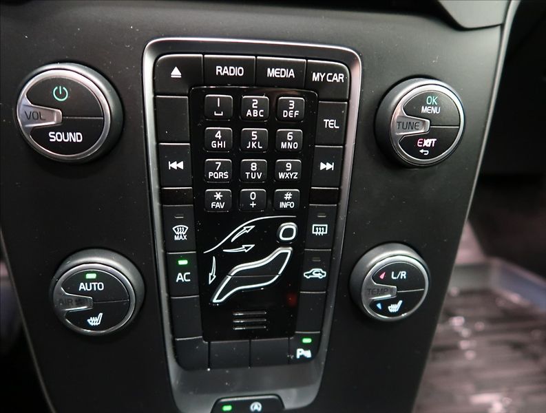 Volvo V40 1,6 D2 VÝHŘEV SEDADEL 2x ALU - fotka 21 z 23