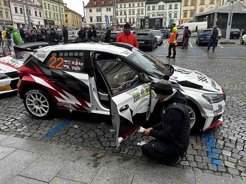 Tragédie, která se odehrála v rámci 58. ročníku Rallye Šumava, kdy po nehodě zemřela navigátorka Alena Krejčíková (41), nezasáhla jen příznivce rallye, ale její kamarády, jelikož byla na Klatovsku doma.
