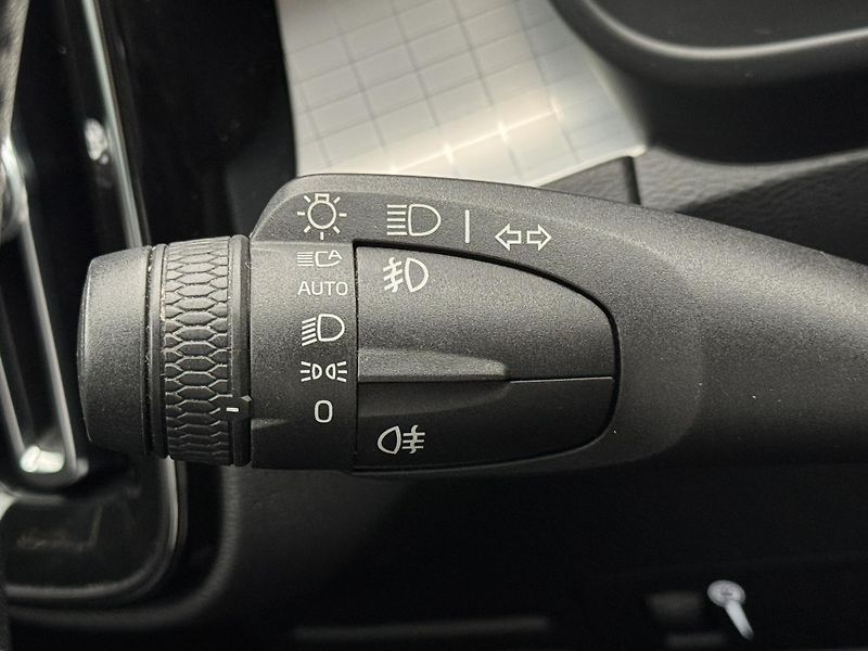 Volvo XC40 T4 MOMENTUM AUT - fotka 27 z 45